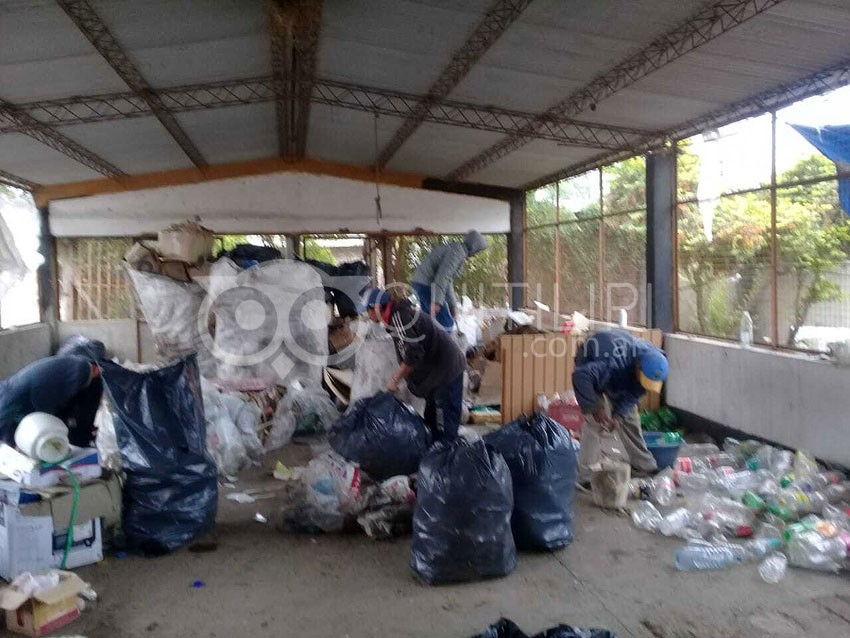 Ex piqueteros recolectan plásticos, cartones, vidrios y metales para mantener limpio los espacios públicos y vivir del reciclado 12