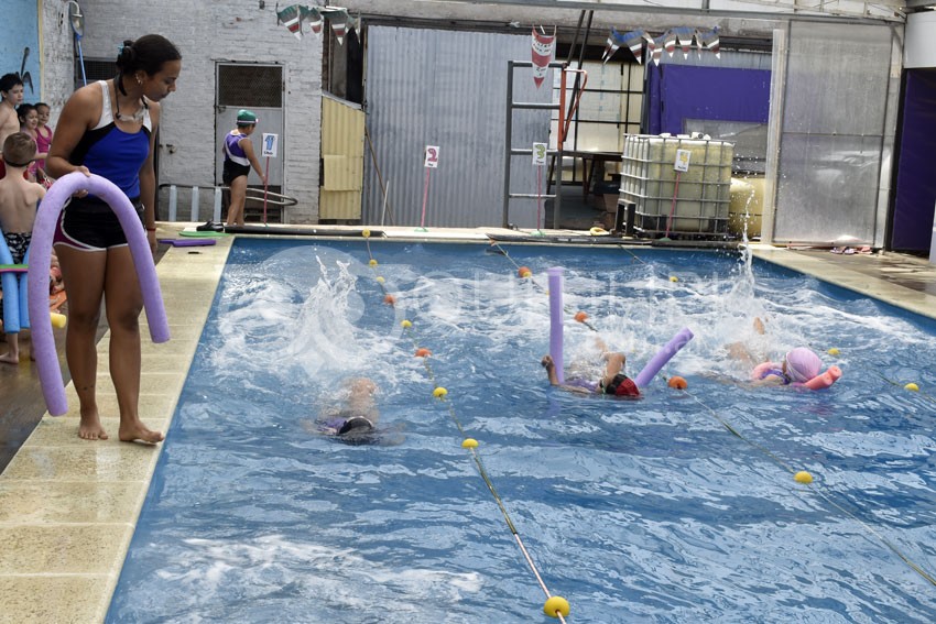 Competencia interna de natación en Personal Gym 4