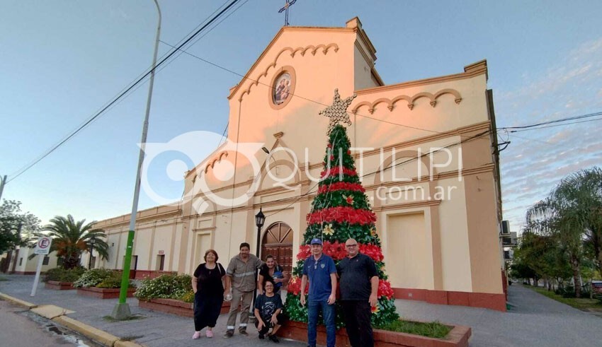 Esperando la Navidad: hoy bendición del árbol que presentó la comunidad parroquial 13