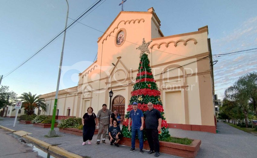 Esperando la Navidad: hoy bendición del árbol que presentó la comunidad parroquial 7