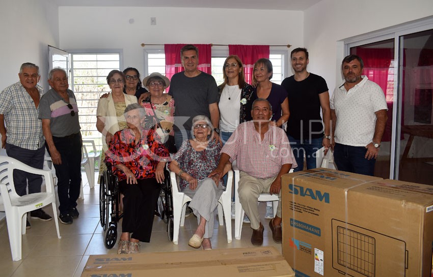 El Gobernador Leandro Zdero y Lucas Apud Masin entregaron un acondicionador de aire al centro de Jubilados "Vida Plena" 23