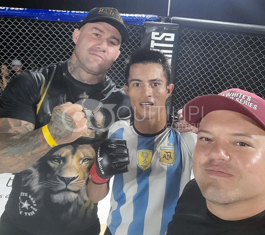 Antonio Quiroz contundente: ganó su primer combate en Brasil 15