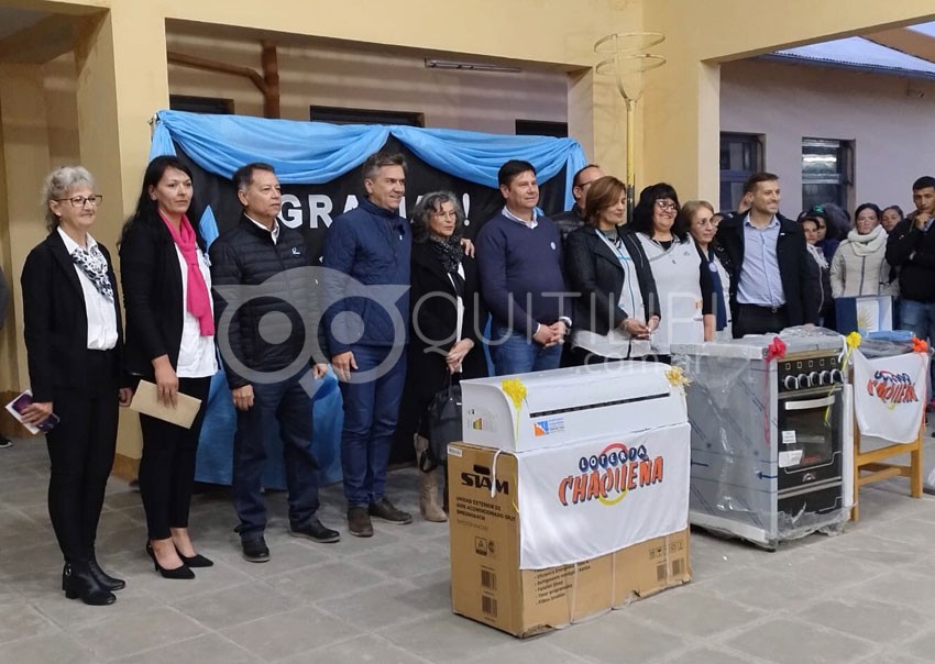 El gobernador Zdero en su paso por Quitilipi, entregó viviendas, títulos de propiedad y elementos a escuelas y biblioteca 18