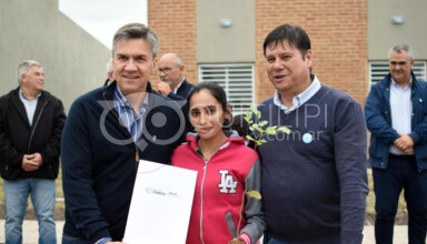 El gobernador Zdero en su paso por Quitilipi, entregó viviendas, títulos de propiedad y elementos a escuelas y biblioteca 1