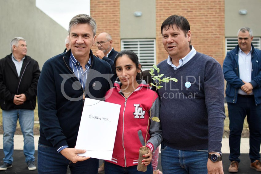 El gobernador Zdero en su paso por Quitilipi, entregó viviendas, títulos de propiedad y elementos a escuelas y biblioteca 6