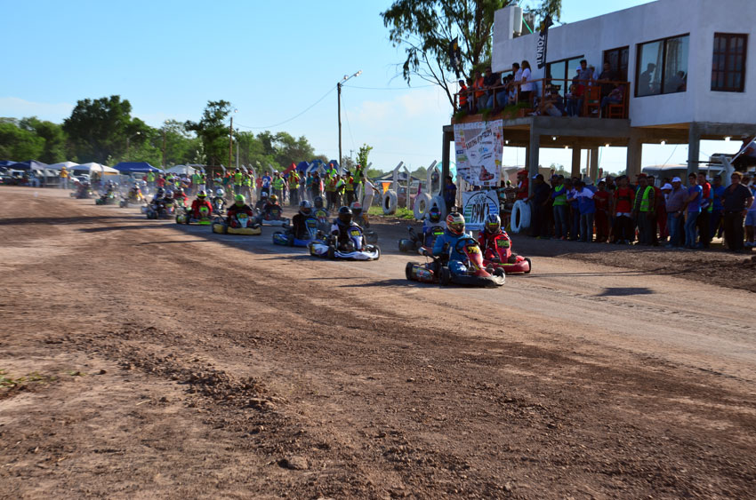 Comenzó la recuperación del kartódromo y motovelódromo en Quitilipi 36