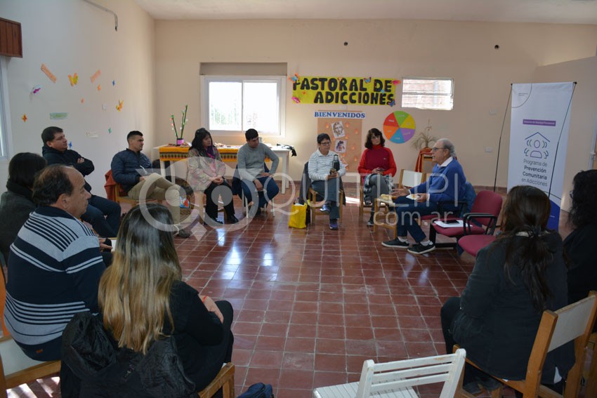 Anuncian capacitación a referentes de instituciones sobre contensión a personas y familias atravesadas por adicciones 5