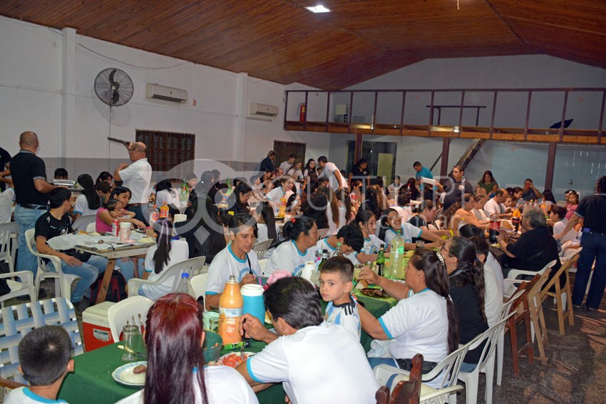 La familia de Raíces Argentinas, bailando despidió un magnífico año 2024 24