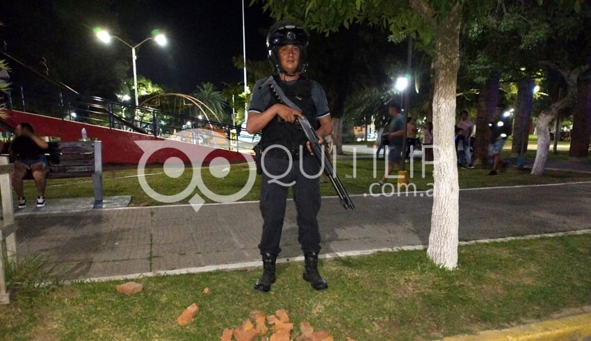 Ocurrió en la plaza central: un desorden generalizado de estudiantes involucró a padres y vecinos que nada tenían que ver 19