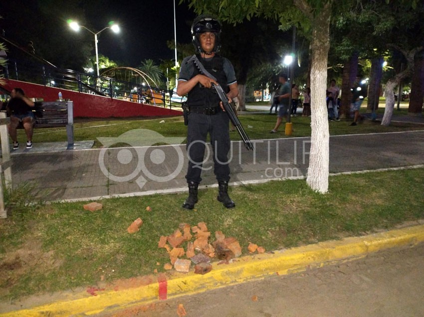 Ocurrió en la plaza central: un desorden generalizado de estudiantes involucró a padres y vecinos que nada tenían que ver 7