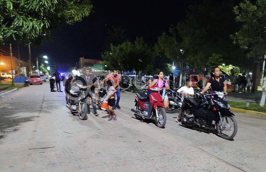 Ocurrió en la plaza central: un desorden generalizado de estudiantes involucró a padres y vecinos que nada tenían que ver 21