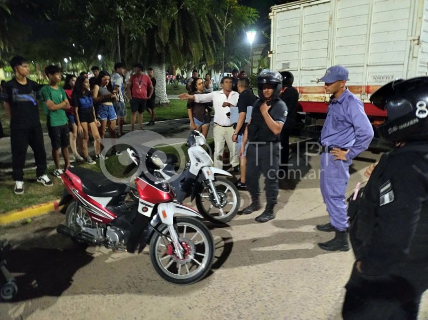 Ocurrió en la plaza central: un desorden generalizado de estudiantes involucró a padres y vecinos que nada tenían que ver 24