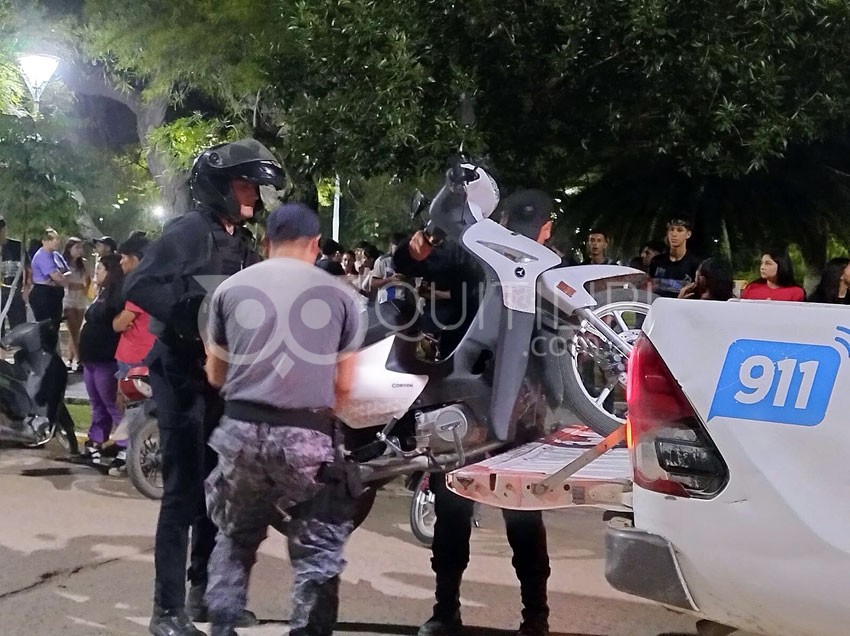 Ocurrió en la plaza central: un desorden generalizado de estudiantes involucró a padres y vecinos que nada tenían que ver 23