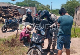 Dos aprehendidos por la motorizada cuando intentaban desprenderse de dos bultos con marihuana 13