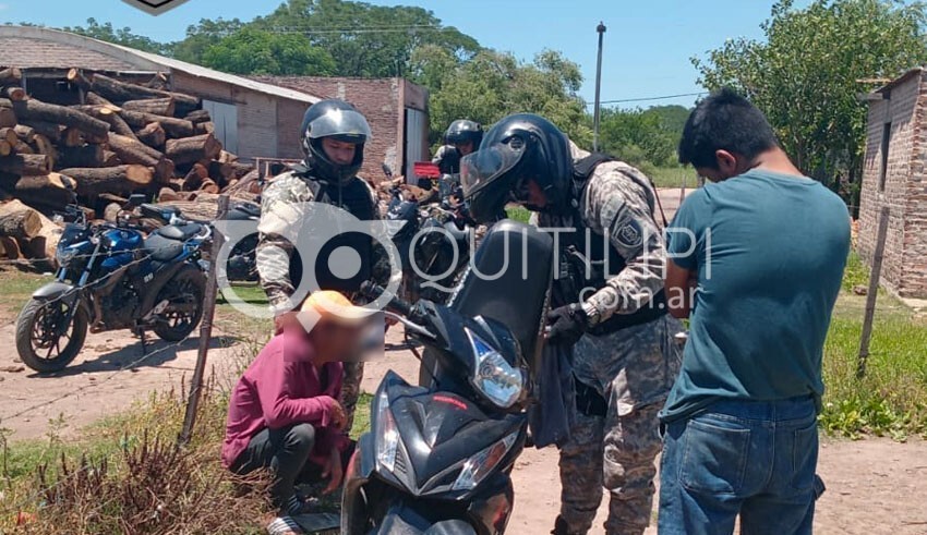 Dos aprehendidos por la motorizada cuando intentaban desprenderse de dos bultos con marihuana 13