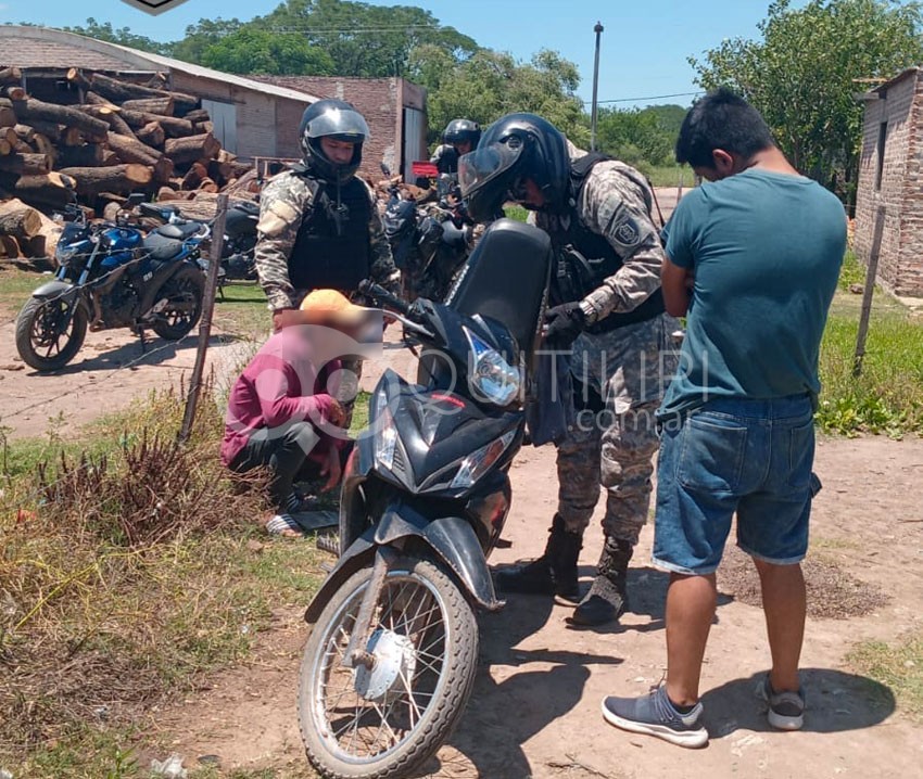 Dos aprehendidos por la motorizada cuando intentaban desprenderse de dos bultos con marihuana 5