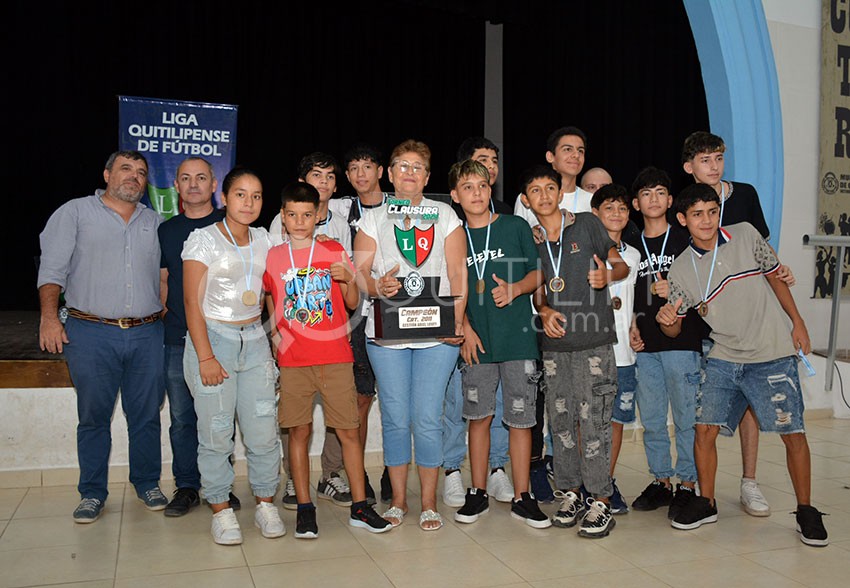 La LQF premio los campeones infantiles y en mayores el fútbol femenino de San Martín 43