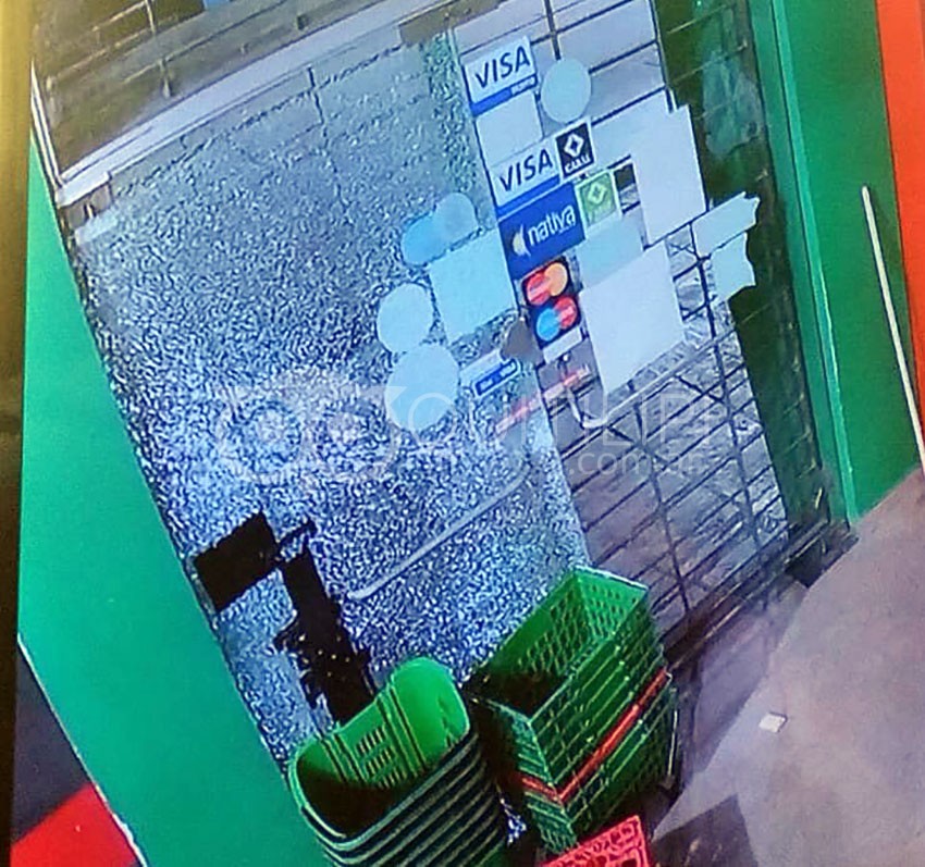 Tras balear cuatro vidrieras céntricas, en un rápido accionar policial, productor agropecuario fue detenido - Quitilipi.com.ar Tras balear cuatro vidrieras céntricas, en un rápido accionar policial, productor agropecuario fue detenido 21