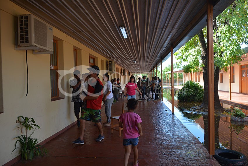 Más de ciento cincuenta evacuados fueron alojados en dos escuelas 10