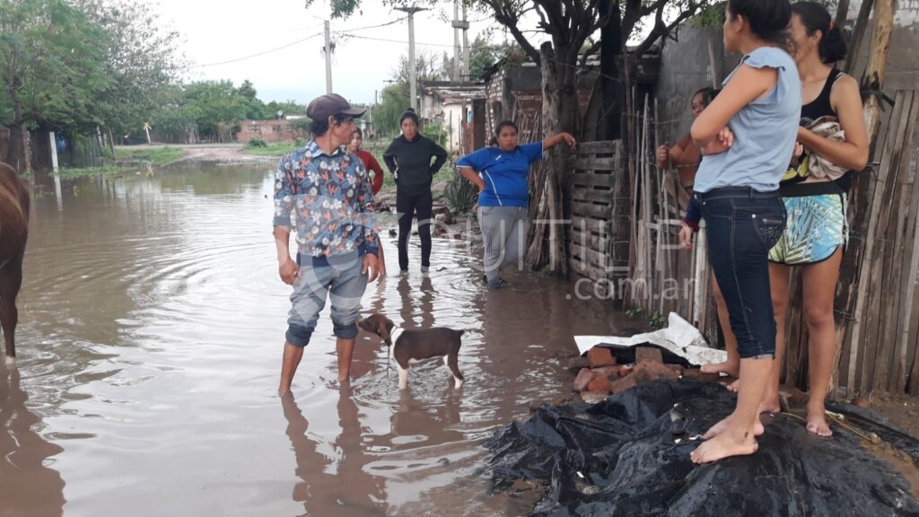 Tres familias alojadas en la Escuela 200 esperan regresar a sus hogares 21