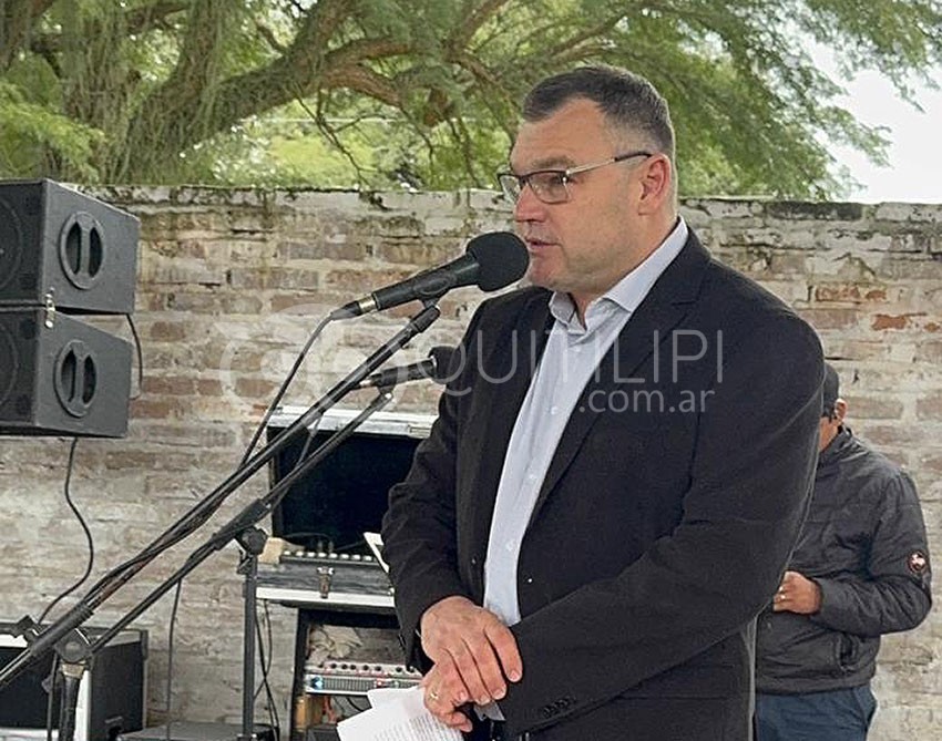 La comunidad educativa de la EES N°103 rindió homenaje al Profesor Luis Gustavo Konrad por sus 25 años en el sistema educativo 21