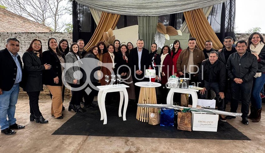 La comunidad educativa de la EES N°103 rindió homenaje al Profesor Luis Gustavo Konrad por sus 25 años en el sistema educativo 19