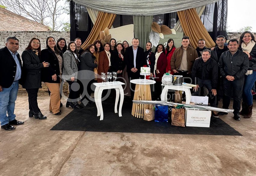 La comunidad educativa de la EES N°103 rindió homenaje al Profesor Luis Gustavo Konrad por sus 25 años en el sistema educativo 7