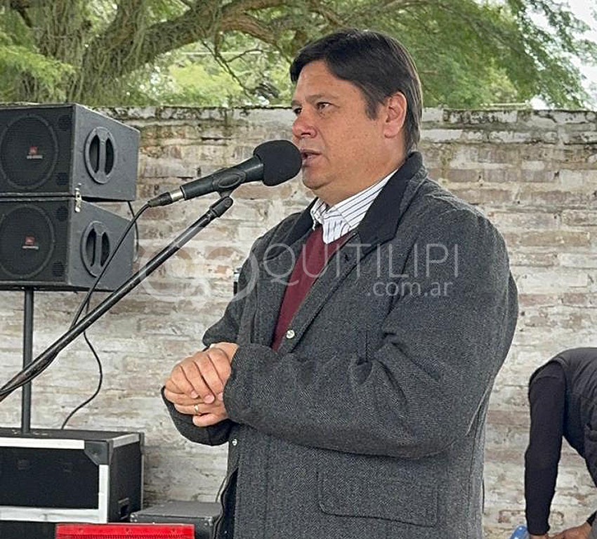 La comunidad educativa de la EES N°103 rindió homenaje al Profesor Luis Gustavo Konrad por sus 25 años en el sistema educativo 24