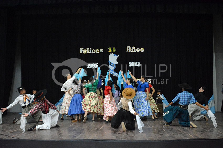 Modesta y emotiva celebración por los 30 años de la Escuela Municipal de danzas "Raíces Argentinas" 8