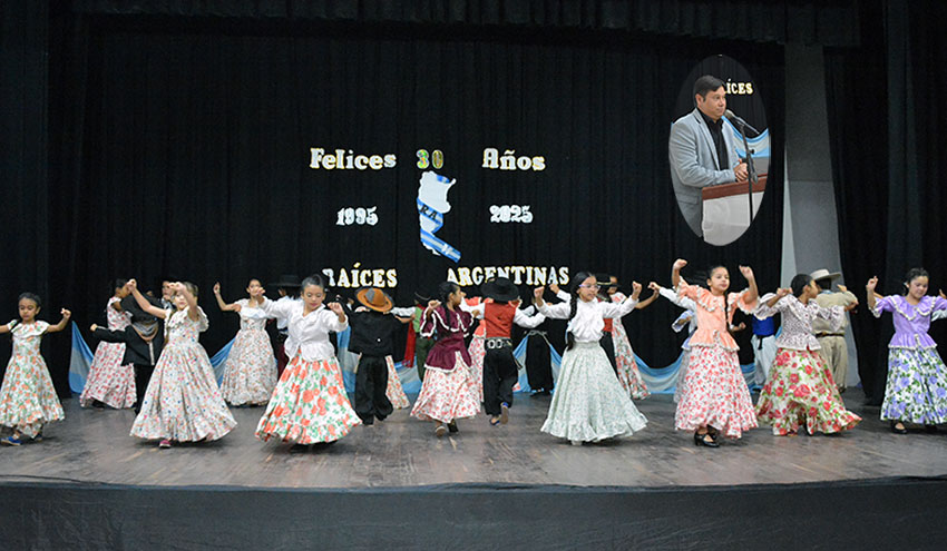 Modesta y emotiva celebración por los 30 años de la Escuela Municipal de danzas "Raíces Argentinas" 25