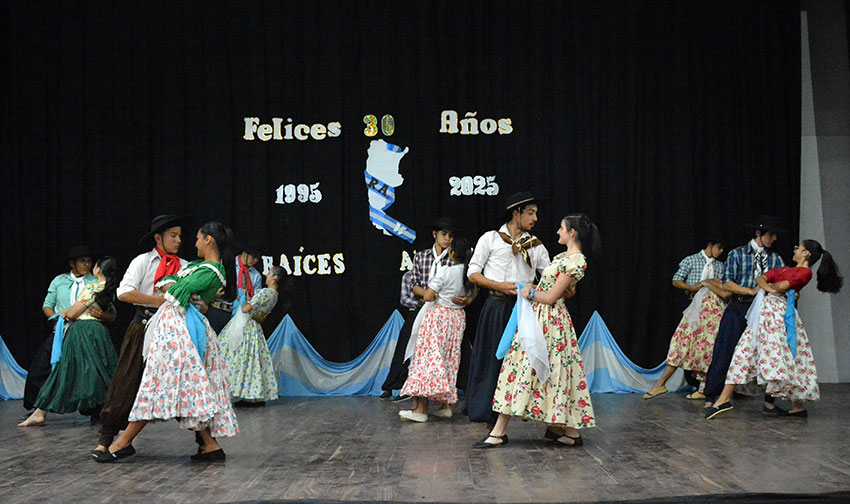 Modesta y emotiva celebración por los 30 años de la Escuela Municipal de danzas "Raíces Argentinas" 28