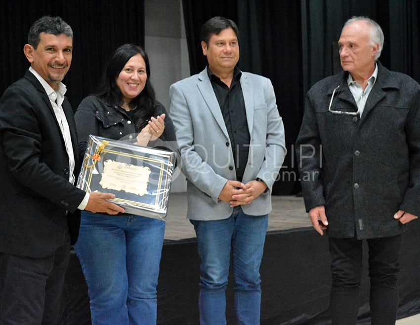 Modesta y emotiva celebración por los 30 años de la Escuela Municipal de danzas "Raíces Argentinas" 24