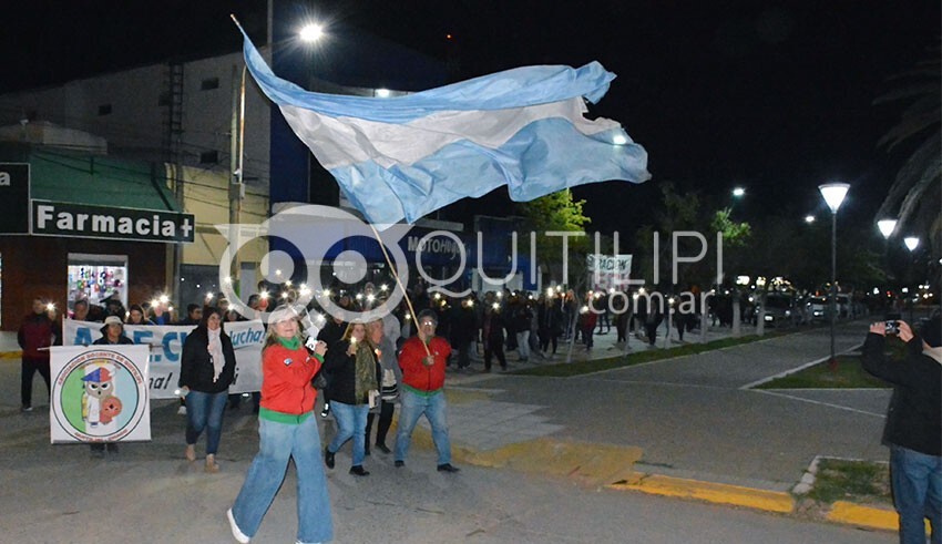Docentes marcharon exigiendo al gobierno de Leandro Zdero el pago de la cláusula gatillo y la convocatoria a paritarias 22