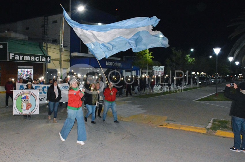 Docentes marcharon exigiendo al gobierno de Leandro Zdero el pago de la cláusula gatillo y la convocatoria a paritarias 8