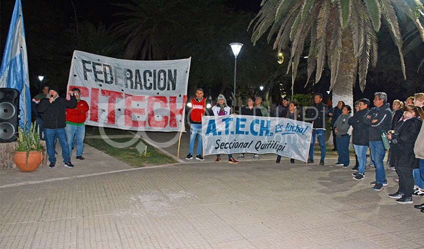Docentes marcharon exigiendo al gobierno de Leandro Zdero el pago de la cláusula gatillo y la convocatoria a paritarias 24