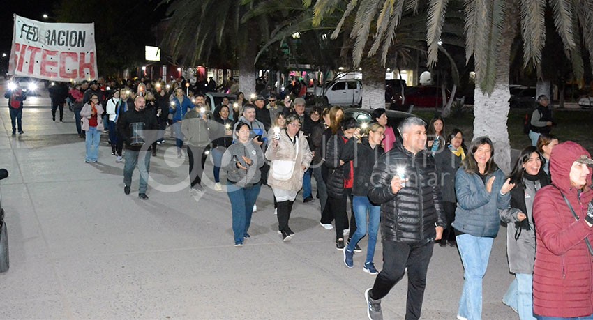 Docentes marcharon exigiendo al gobierno de Leandro Zdero el pago de la cláusula gatillo y la convocatoria a paritarias 26