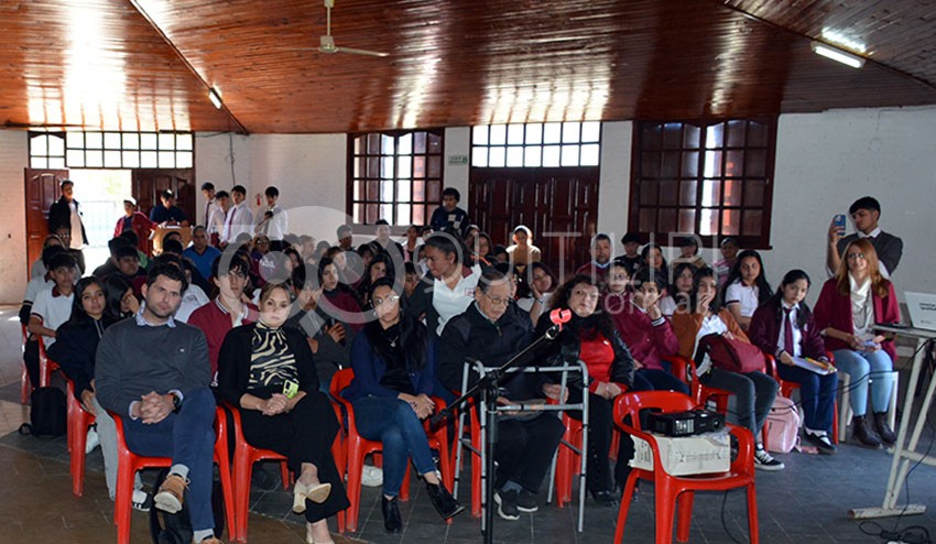 Brillante 4° Expo Empresarial organizada por la EET N° 18 24