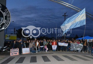 Docentes, porteros y personal de servicio de establecimientos de Quitilipi se manifestaron al costado de la Ruta 16 2