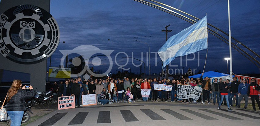 Docentes, porteros y personal de servicio de establecimientos de Quitilipi se manifestaron al costado de la Ruta 16 22