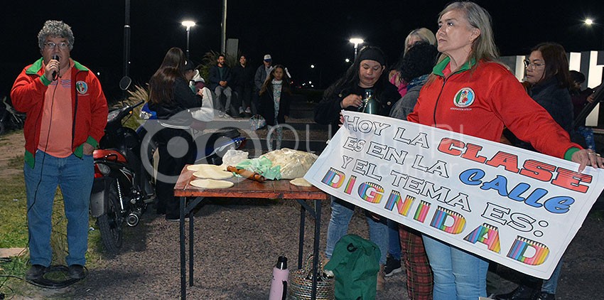 Docentes, porteros y personal de servicio de establecimientos de Quitilipi se manifestaron al costado de la Ruta 16 24