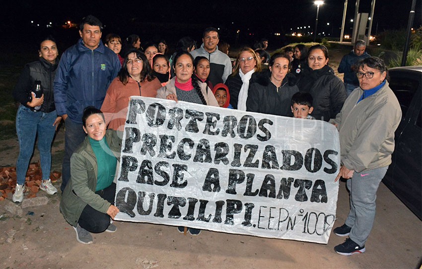 Docentes, porteros y personal de servicio de establecimientos de Quitilipi se manifestaron al costado de la Ruta 16 28
