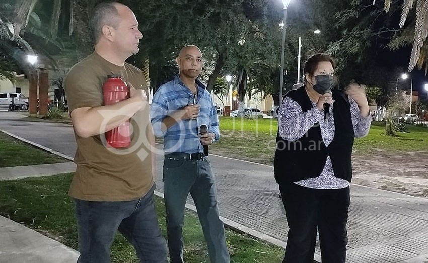 Docentes, porteros y personal de servicio de establecimientos de Quitilipi se manifestaron al costado de la Ruta 16 25