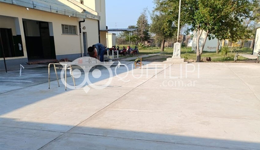Personal directivo y docente agradecen al municipio la reparación del patio interno de la escuela 13