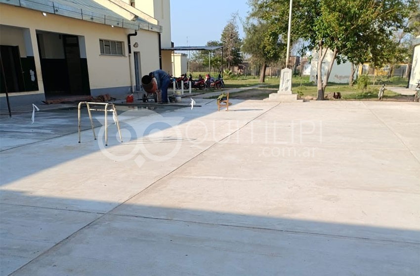 Personal directivo y docente agradecen al municipio la reparación del patio interno de la escuela 5