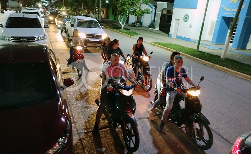 La caravana docente con bocinas y banderas pide al gobierno que pague la cláusula gatillo 16