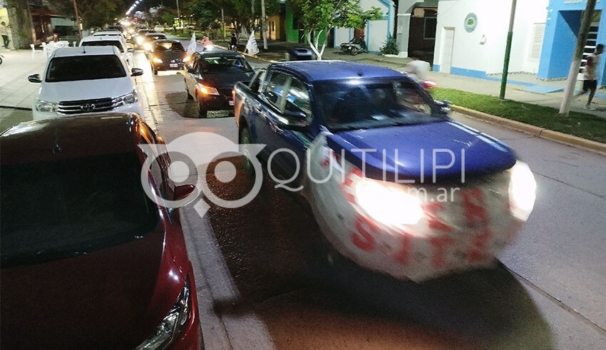 La caravana docente con bocinas y banderas pide al gobierno que pague la cláusula gatillo 13