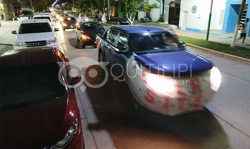 La caravana docente con bocinas y banderas pide al gobierno que pague la cláusula gatillo 5