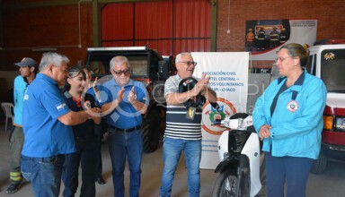 María Alejandra Musín, ganadora del sorteo del bono solidario de una moto 125 cc de Bomberos Voluntarios 1
