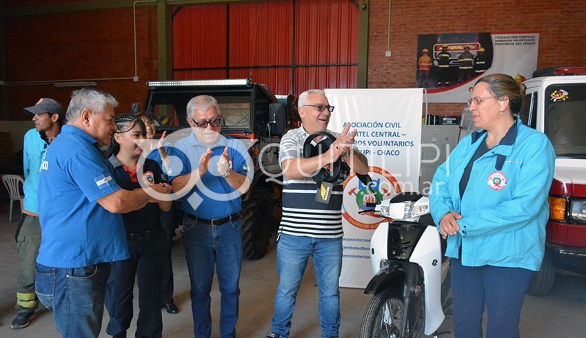 María Alejandra Musín, ganadora del sorteo del bono solidario de una moto 125 cc de Bomberos Voluntarios 13