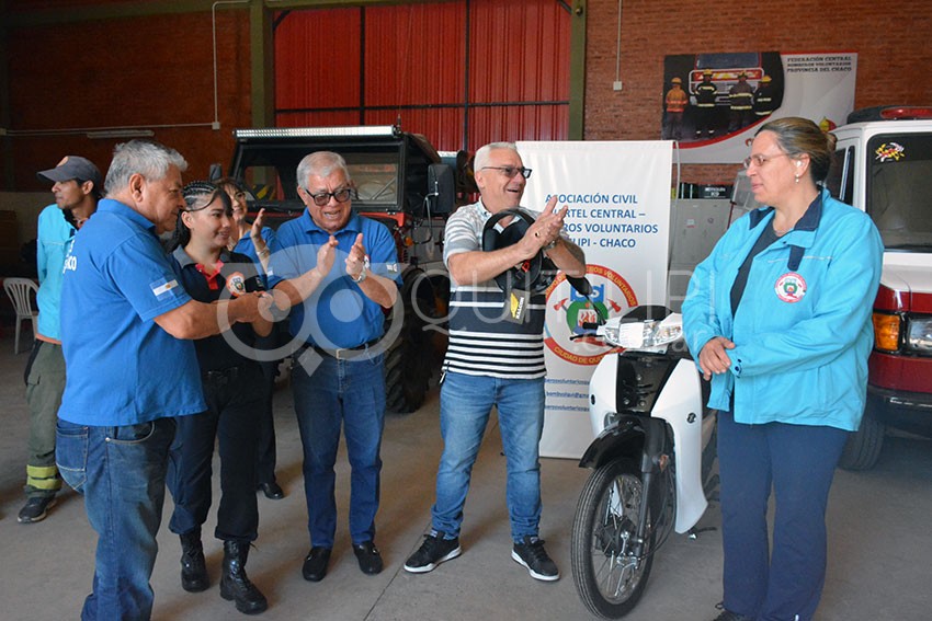 María Alejandra Musín, ganadora del sorteo del bono solidario de una moto 125 cc de Bomberos Voluntarios 5